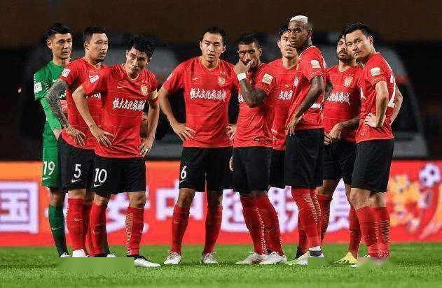  法兰克福主场球迷抗议俱乐部管理层决策引关注  